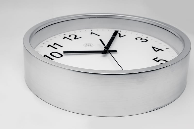 Wandklok 25cm Kunststof Zilver Witte Wijzerplaat 'Robust' - NeXtime - Afbeelding 4