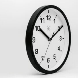 Wandklok 20cm Kunststof Zwart Wit 'Calm Down' - NeXtime