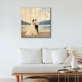 Je favoriete foto op vurenhout - vierkant - 60 x 60 cm - sfeerbeeld woonkamer