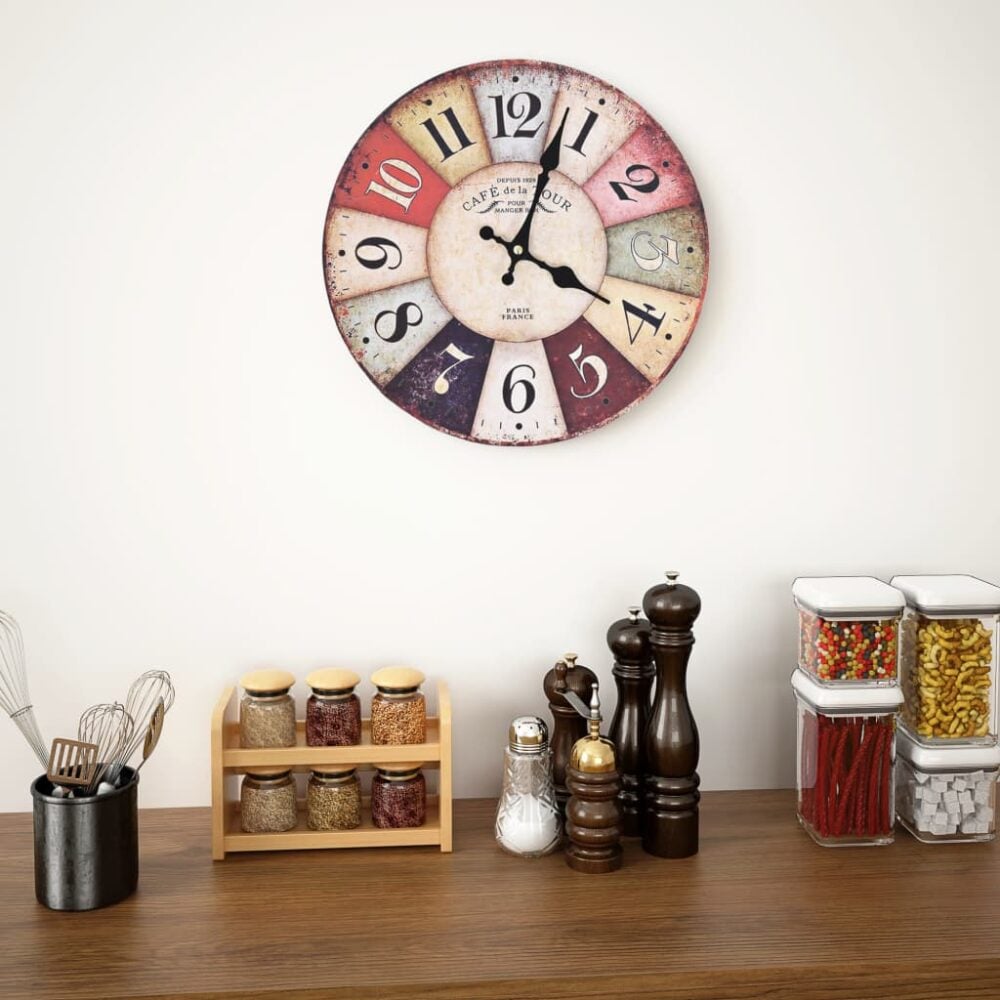 Vintage wandklok Café de la Tour in sfeerbeeld